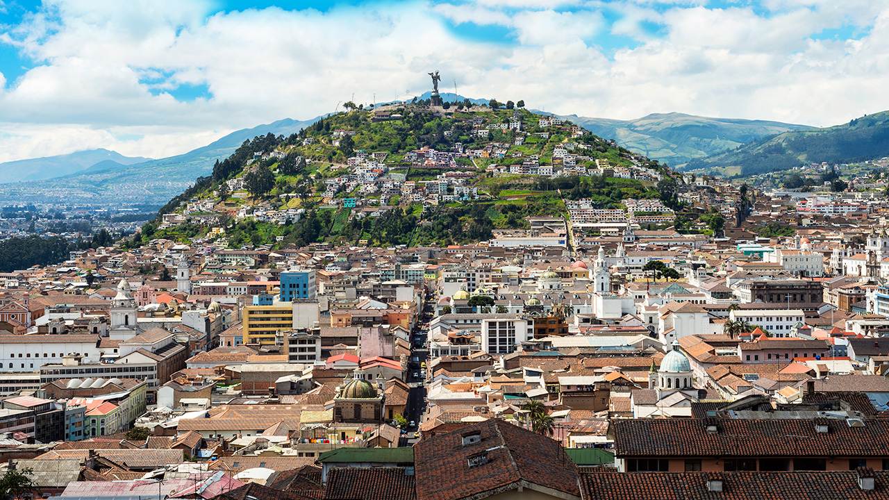 Una ciudad con una monta&ntilde;a al fondo.