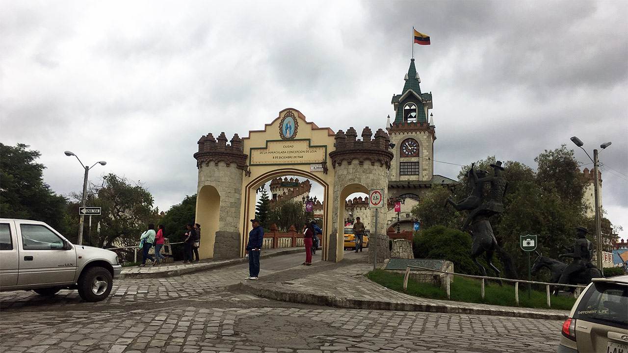 La entrada a un castillo en una calle adoquinada.