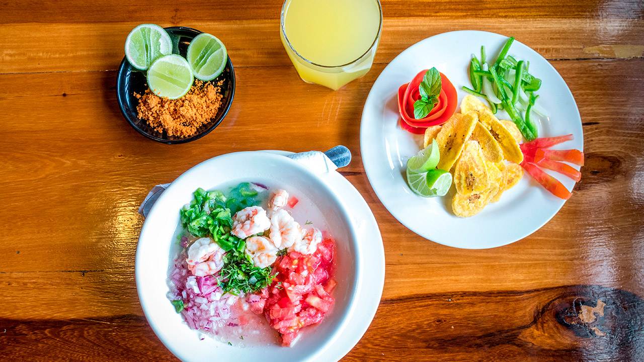 Dos platos de comida sobre una mesa de madera.