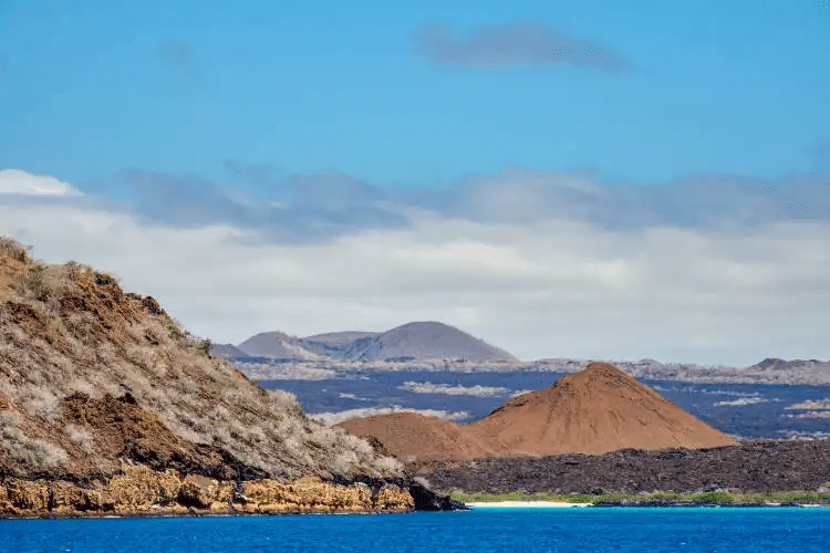 Una gran masa de agua con montañas al fondo.