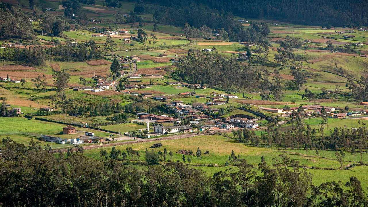 Una vista a&eacute;rea de un pueblo en las monta&ntilde;as.
