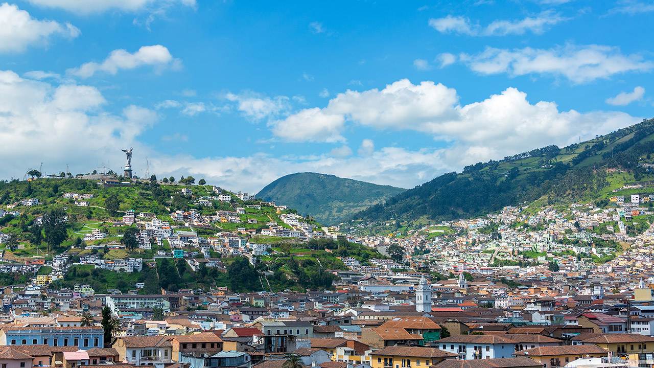 Una ciudad de colombia con montañas al fondo.