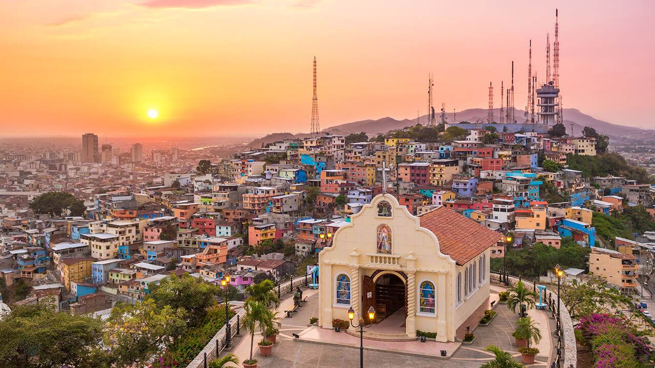 La ciudad de santa cruz, venezuela al atardecer.