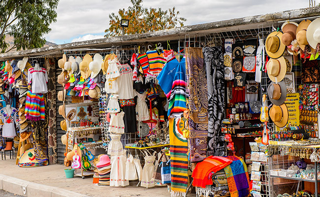 Un vendedor ambulante que vende sombreros y otros artículos.