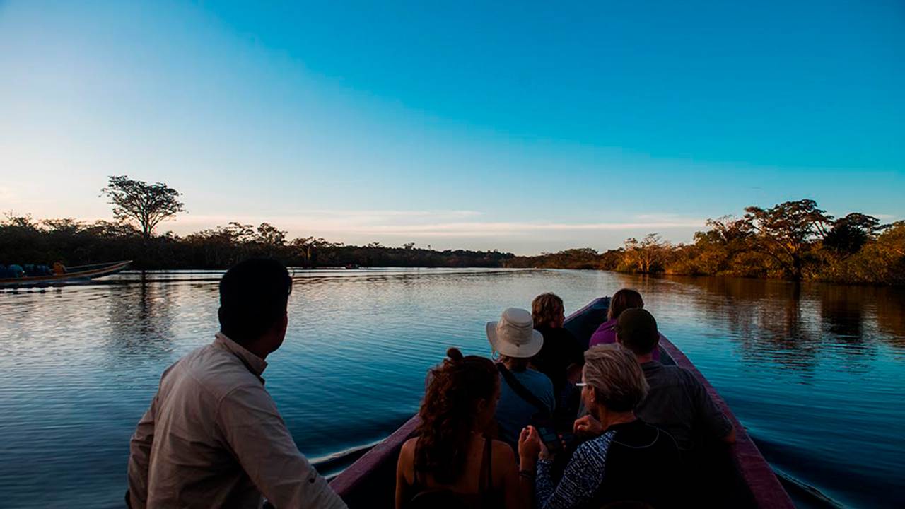Un grupo de personas viajando en una canoa por un río.