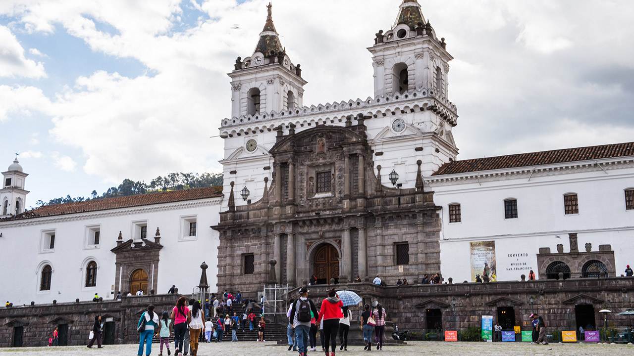 Un grupo de personas paradas frente a una gran iglesia.