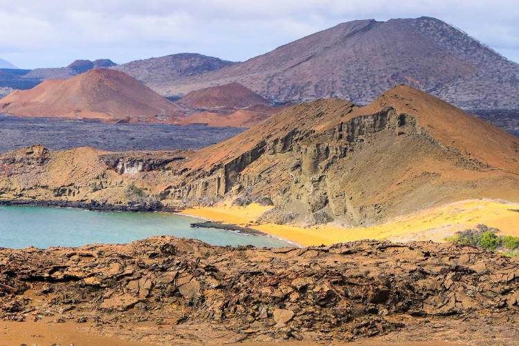 Un grupo de monta&ntilde;as y una playa en las islas gal&aacute;pagos.