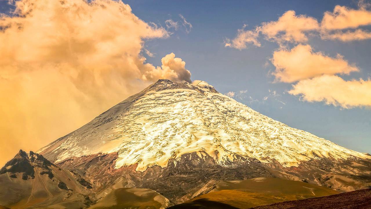 Una imagen de un volc&aacute;n del que sale humo.